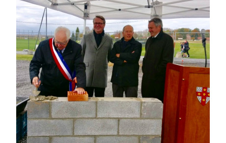 Enfin , la première pierre ...