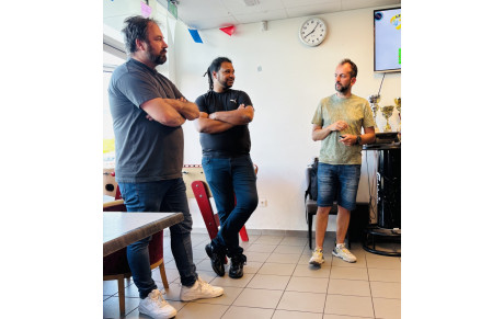 Un nouveau coach arrive avec son équipe …